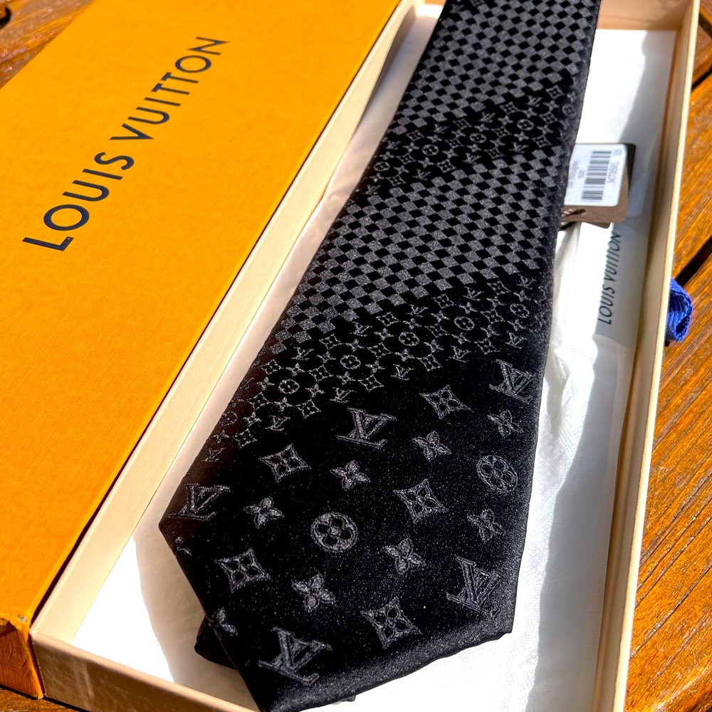 🎁LV HOLIDAY 26’🎁🔥LEGENDARY ICON LOUIS VUITTON MONOGRAM MIX TIE💯SUPER RARE🎁
